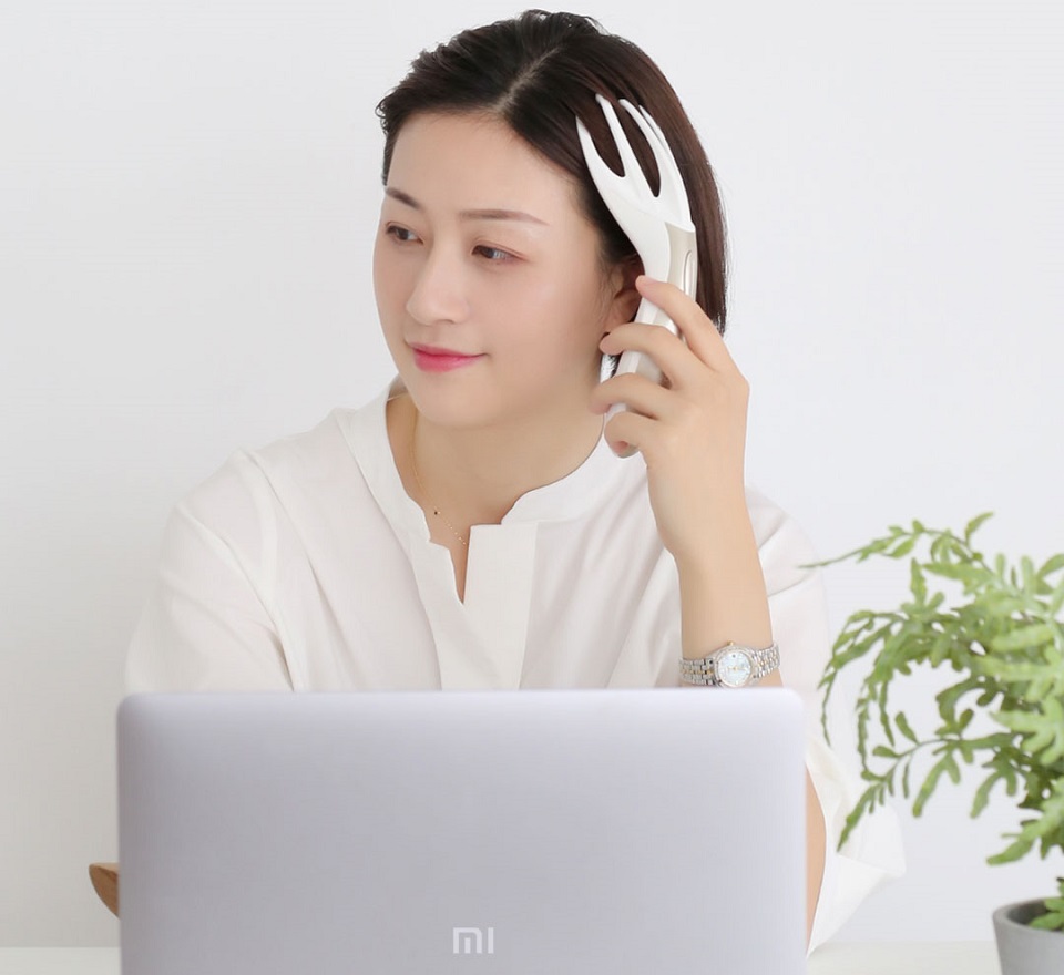 Масажер для голови Xiaomi DOCO Head Shiatsu Massager Massage Comb Massager White BCM-1067 дівчина масажує голову