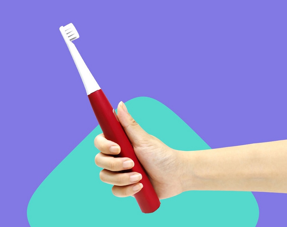 Электрическая зубная щетка Xiaomi DOCTOR B Y1 в руке пользователя