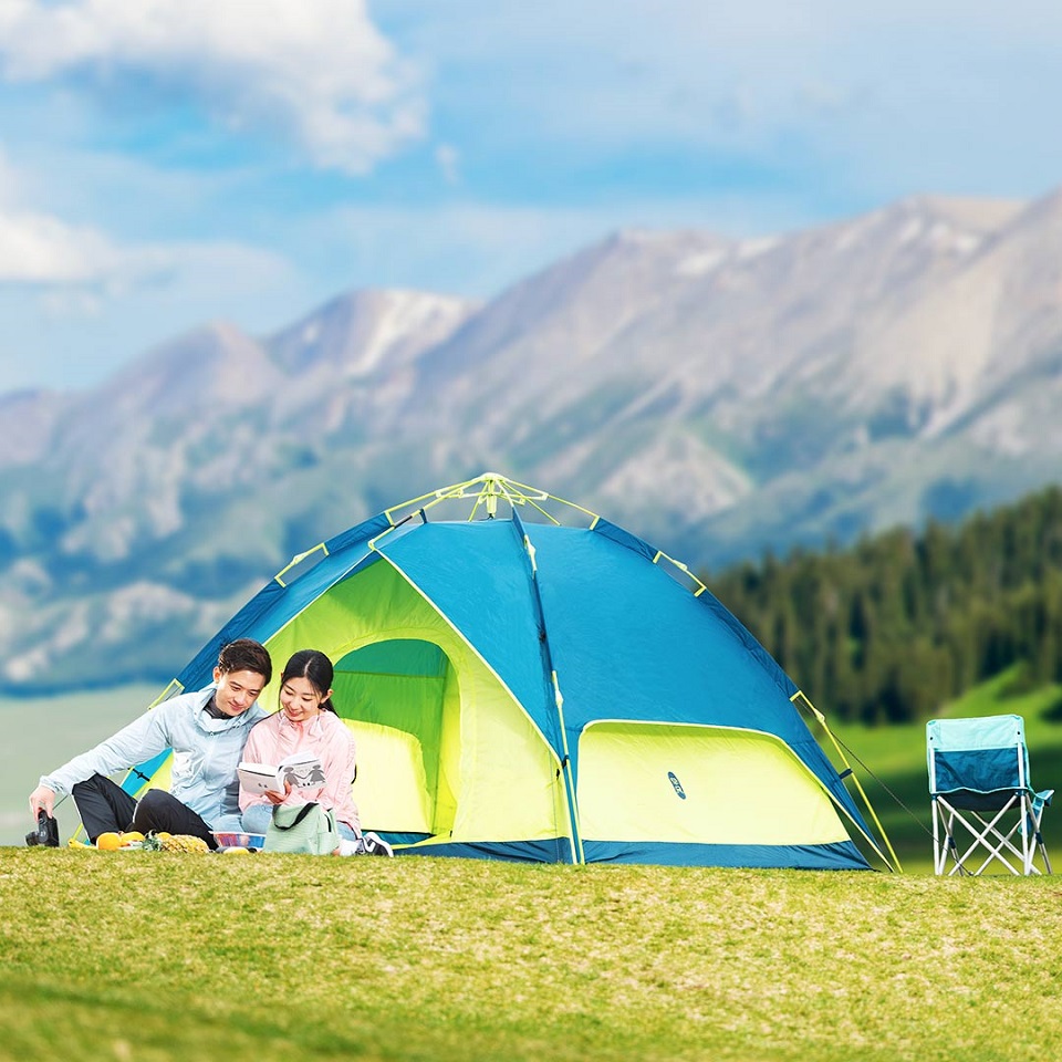 Многофункциональная Автоматическая палатка Xiaomi Early Wind 2 people Blue/Green 215*205*125cm (HW010401) парень с девушкой возле палатки