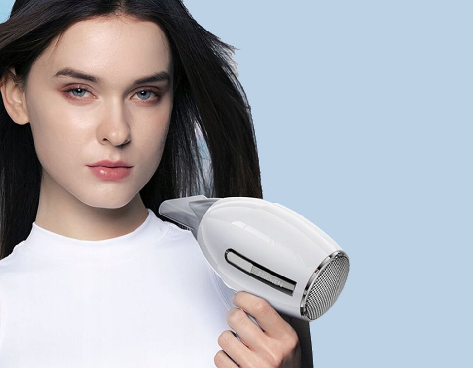 Фен Xiaomi Enchen AIR Hair dryer White Basic version EU дівчина з феном у руках