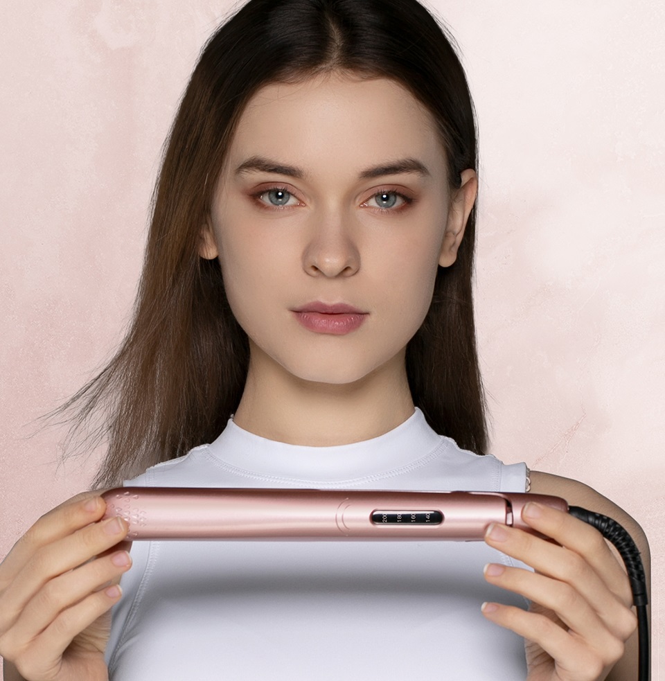 Выпрямитель для волос Xiaomi Enchen Enrollor Hair Curling Iron Pink EU в руках девушки