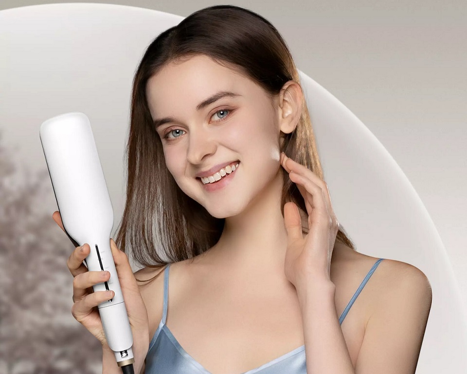 Праска для волосся Xiaomi Enchen Hair Straightener Enrollor Pro White EU в руці дівчини