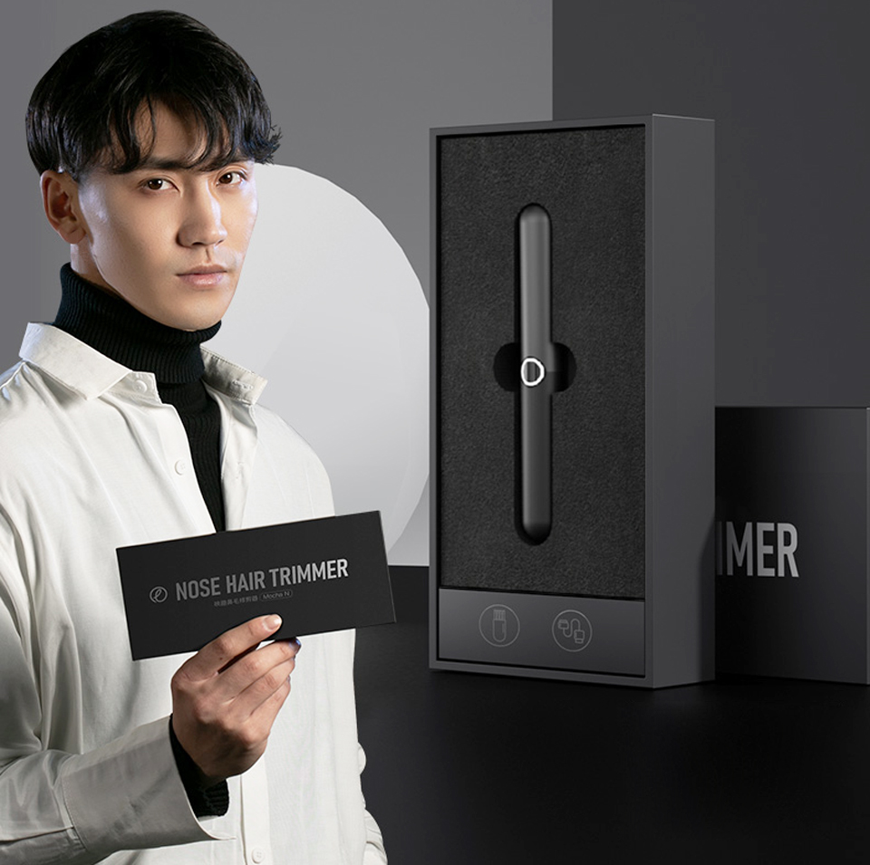 Триммер для волос Xiaomi Enchen Mocha N-Nose and Ear в руке пользователя