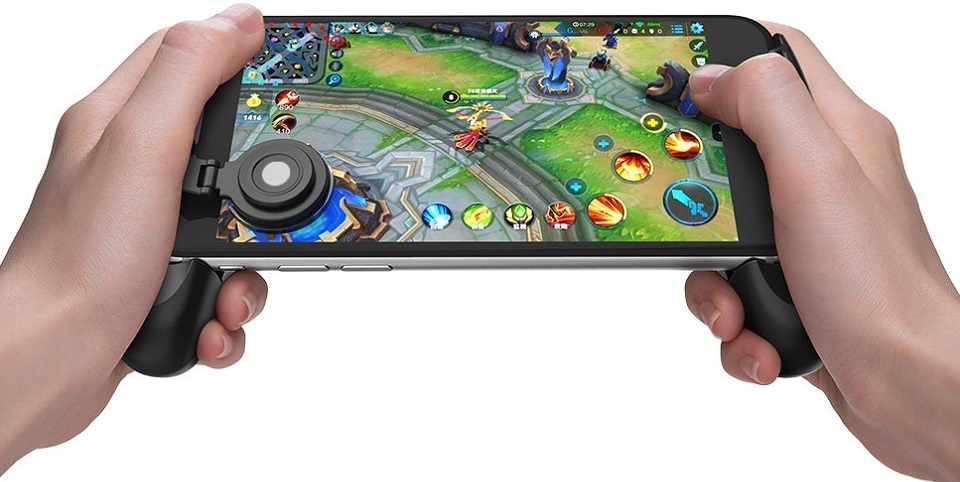 Ігровий джойстик Xiaomi Gamepad GameSir F1 у руках користувача
