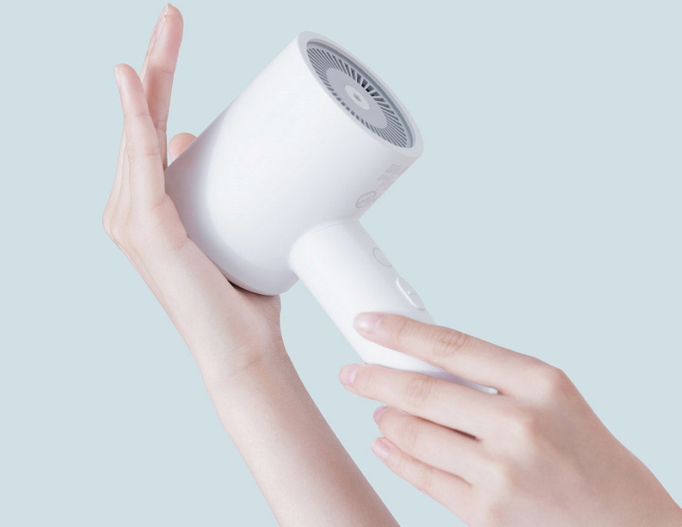 Фен для волосся Xiaomi Mi Ionic Hair Dryer H300 White (BHR5081GL) притиснутий до руки