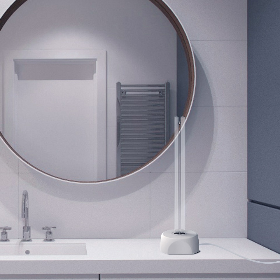 Бактерицидна УФ лампа Xiaomi HUAYI Disinfection Sterilize Lamp White SJ01 у ванній кімнаті