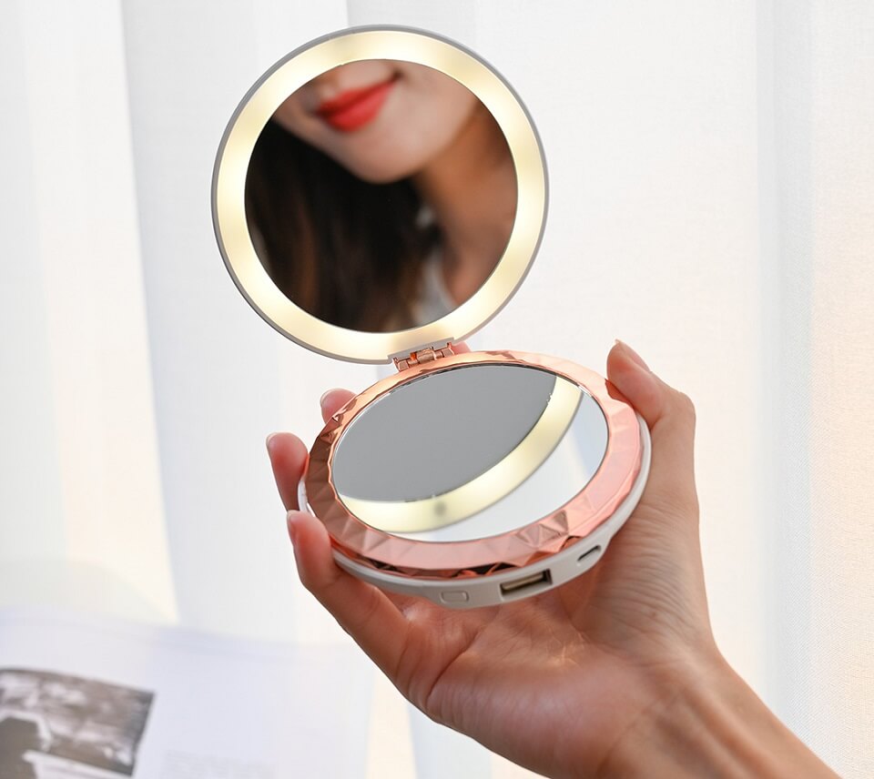 Портативне дзеркало павербанк з LED підсвічуванням Xiaomi HuiZuo 6000mAh в руці у дівчини