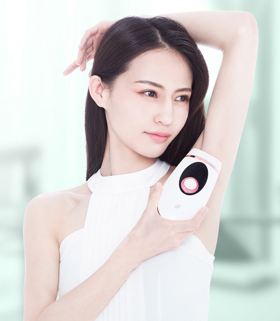 Фотоэпилятор Xiaomi inFace IPL Hair removal instrument (ZH-01D) в руке у девушки
