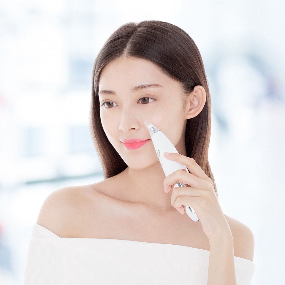 Вакуумний прилад для чищення особи Xiaomi InFace MS7000 дівчина очищає шкіру