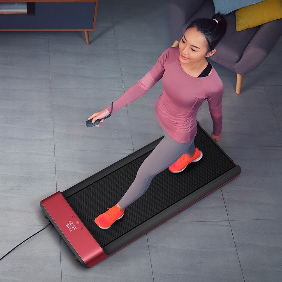 Доріжка для ходьби Xiaomi KingSmith WalkingPad A1 Pro Black (WPA1F Pro) дівчина на доріжці