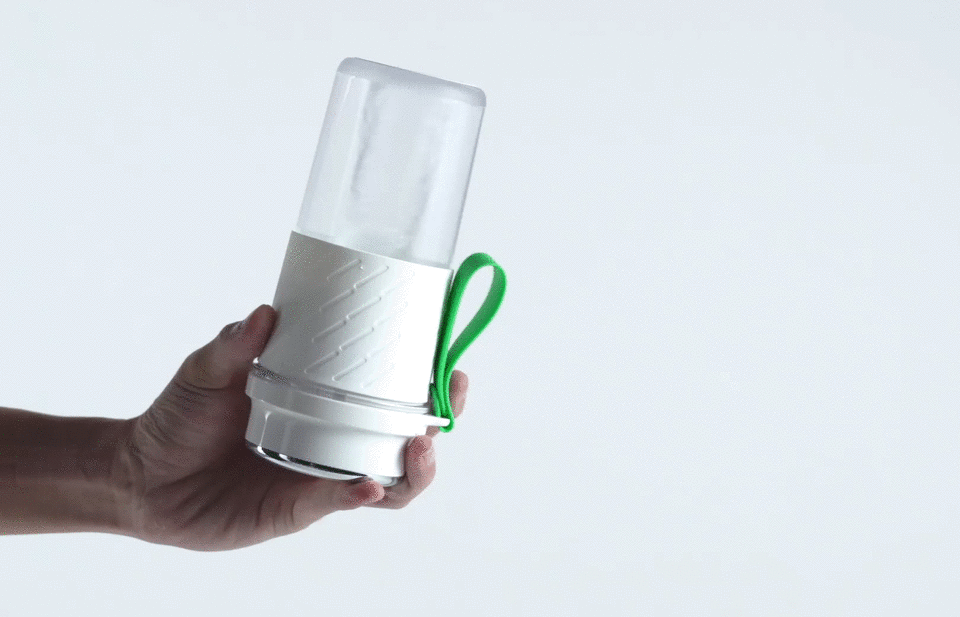 Соковижималка Xiaomi KriBee portable juicer cup в процесі роботи