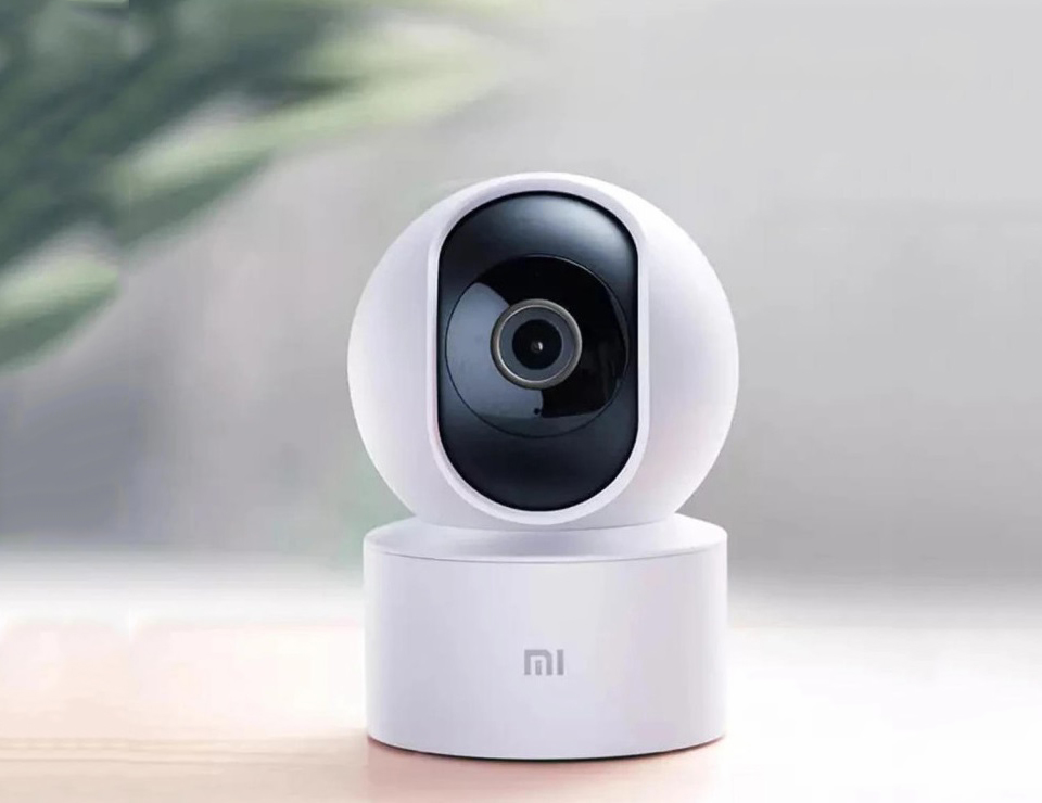 IP-камера відеоспостереження Xiaomi Mi 360 Camera 1080p (MJSXJ10CM; BHR4885GL) на столі