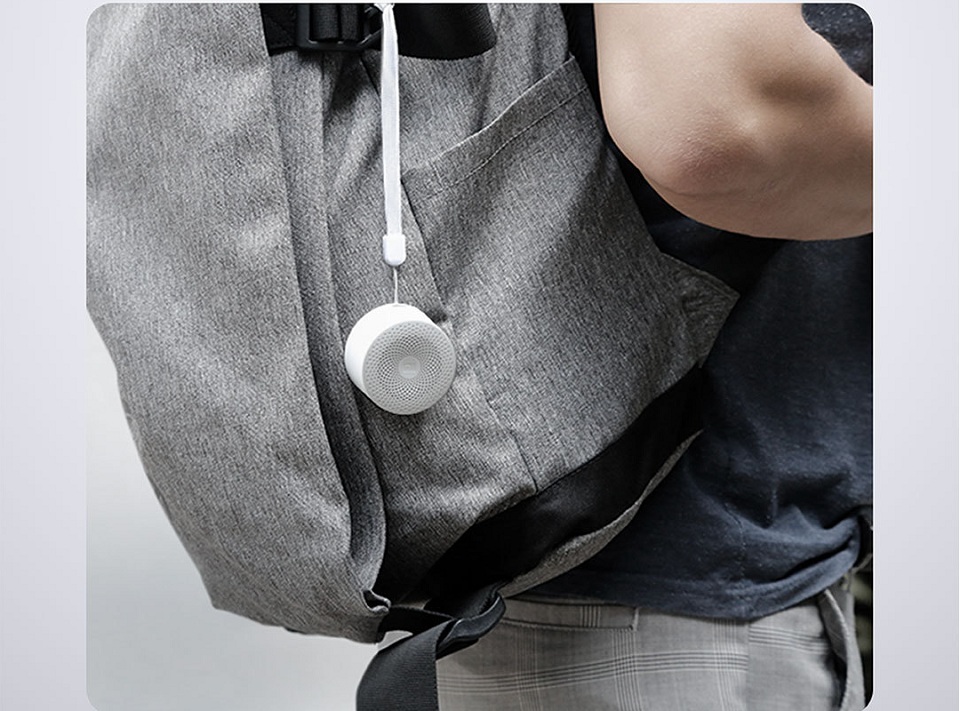 Xiaomi Mi Compact Bluetooth Speaker 2 (QBH4141EU) на рюкзаку