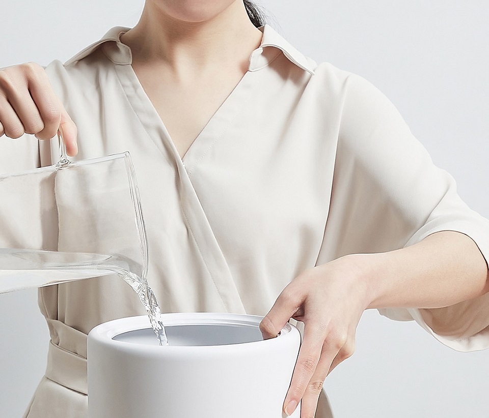 Зволожувач повітря Xiaomi Mi Home (Mijia) Humidifier White (MJJSQ02LX) дівчина заливає воду