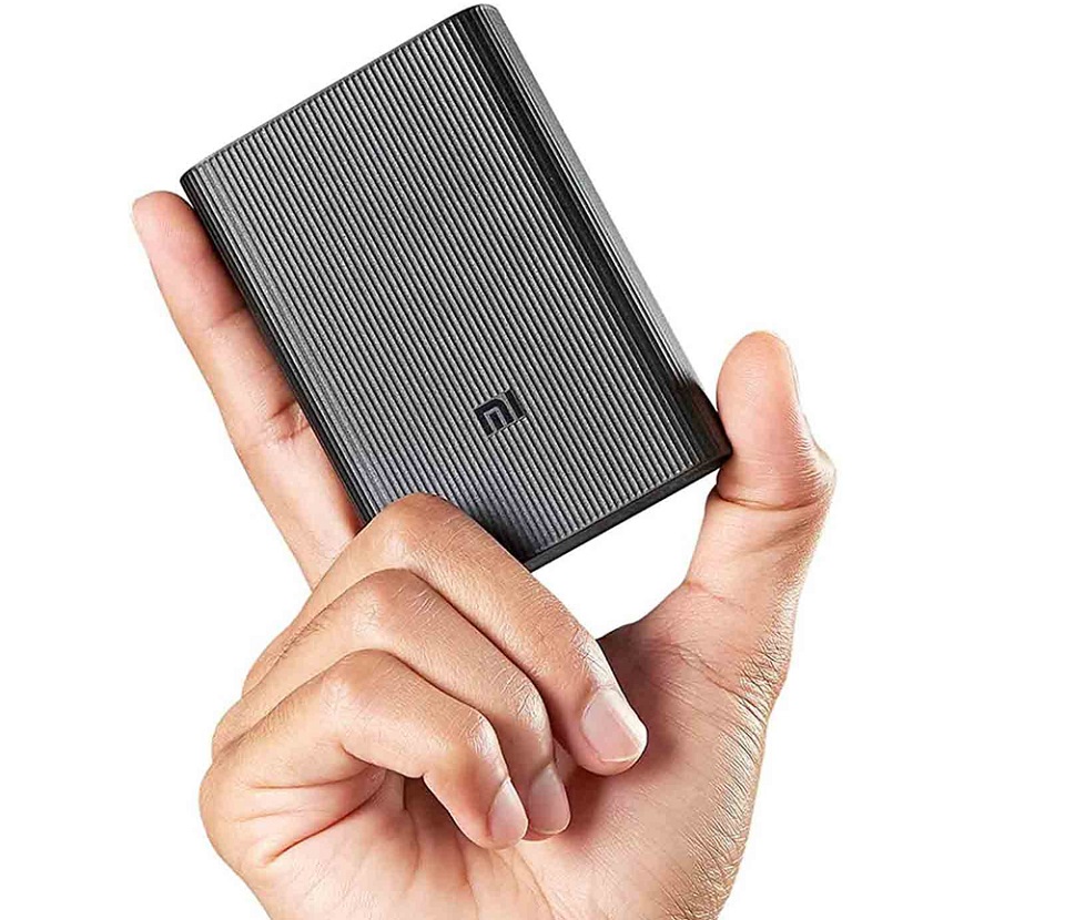 Зовнішній акумулятор Xiaomi Mi Power Bank 3 Ultra Compact 22.5W 10000 mAh Black (BHR4412GL) в руці користувача