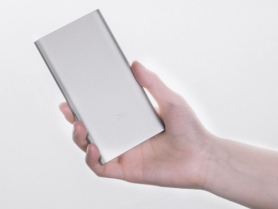 Универсальная батарея Xiaomi Mi Power bank 2 Slim 5000mAh Silver ORIGINAL в руке пользователя
