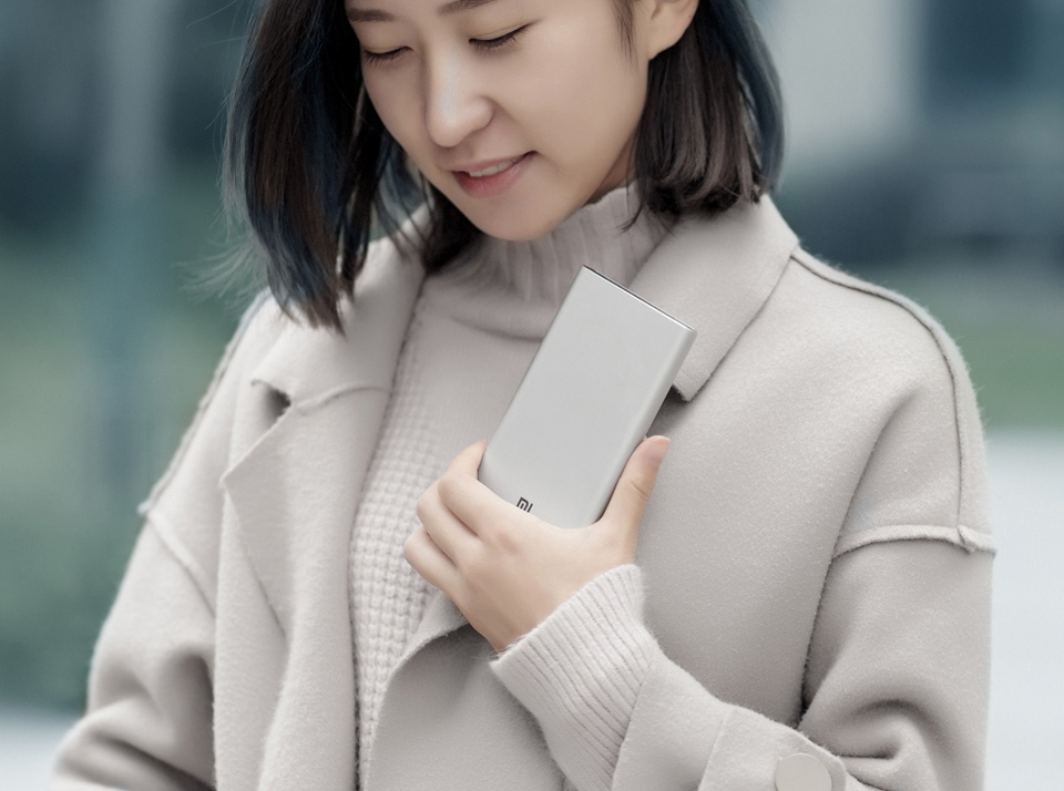 Универсальная батарея Xiaomi Mi Power bank 3 10000mAh в руке девушки