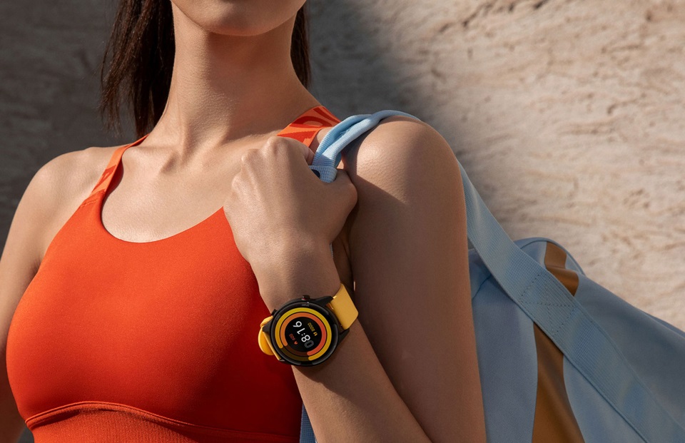 Умные часы Xiaomi Mi Watch Color Sports Edition у девушки на руке