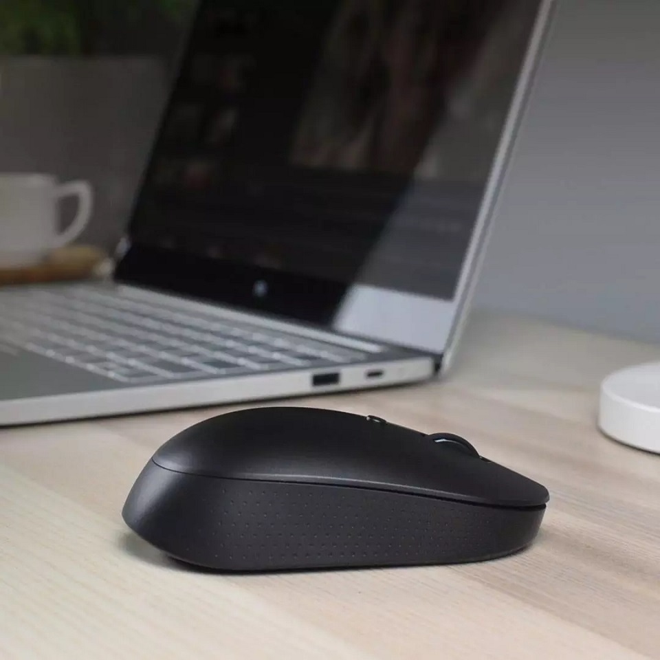 Мышь Xiaomi Mi Wireless Bluetooth Dual Mode Mouse Silent Edition возле ноутбука