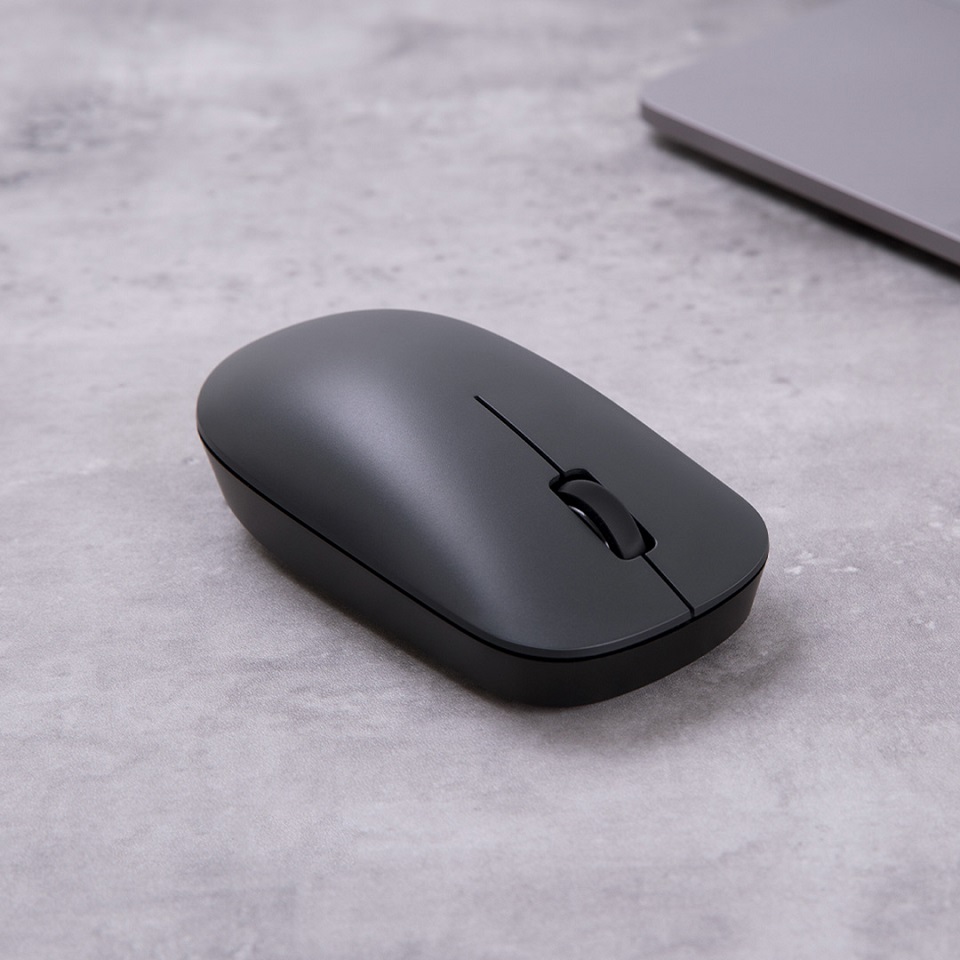 Мышь Xiaomi Mi Wireless Mouse Lite на столе