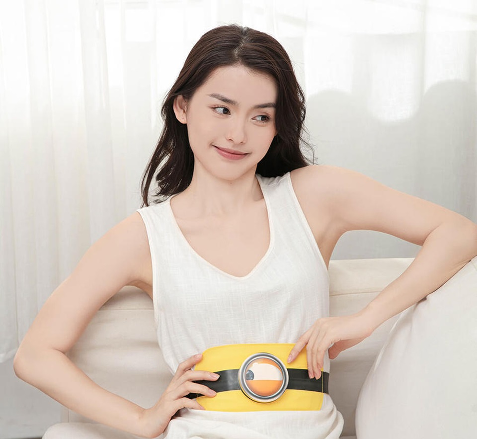 Магнитный согревающий пояс Xiaomi Miaomiaoce GP007 на животе у девушки
