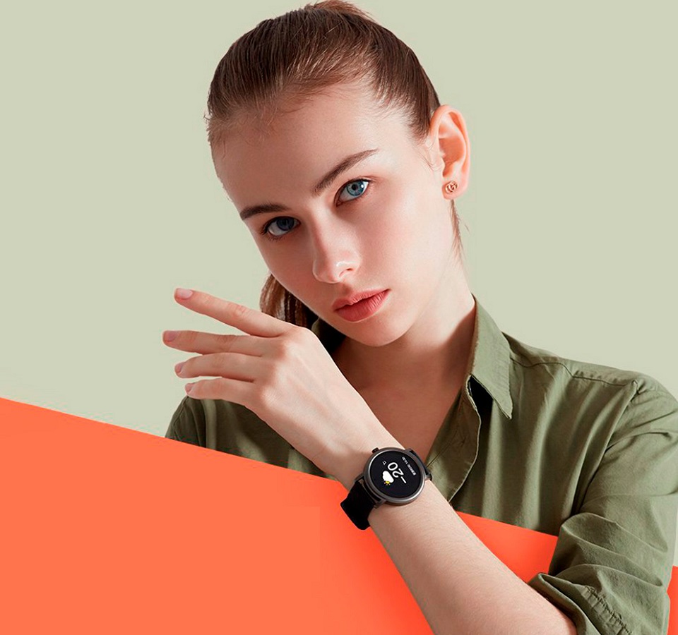 Умные часы Xiaomi Mibro Air Smart Watch на руке девушки