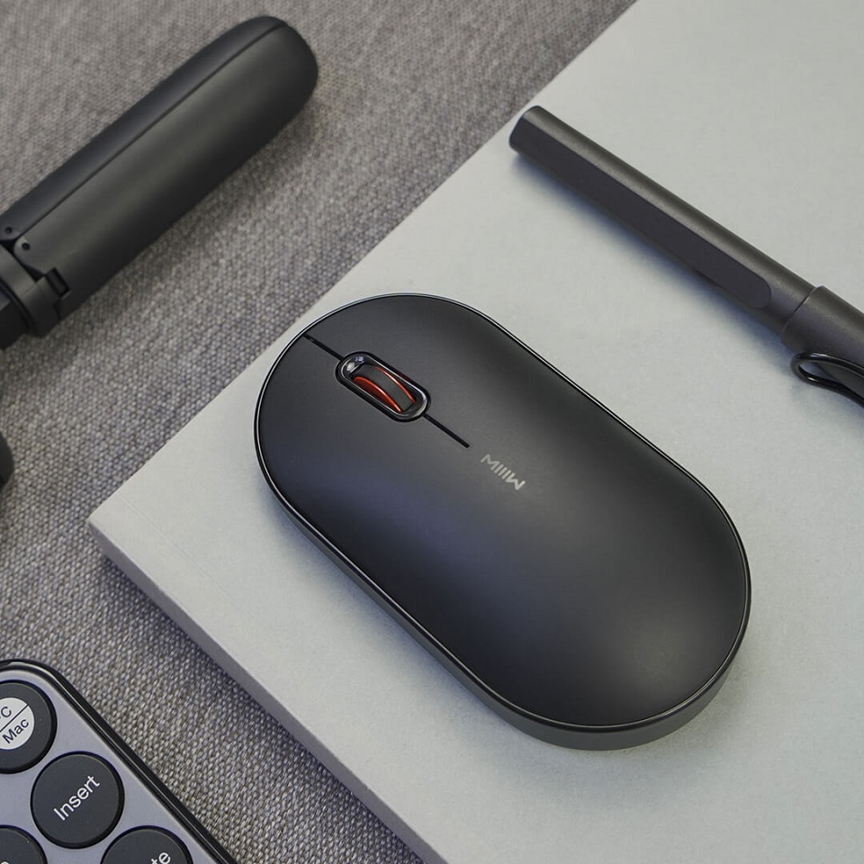 Мышка беспроводная Xiaomi MiiiW Portable Mouse Lite черного цвета на рабочей поверхности