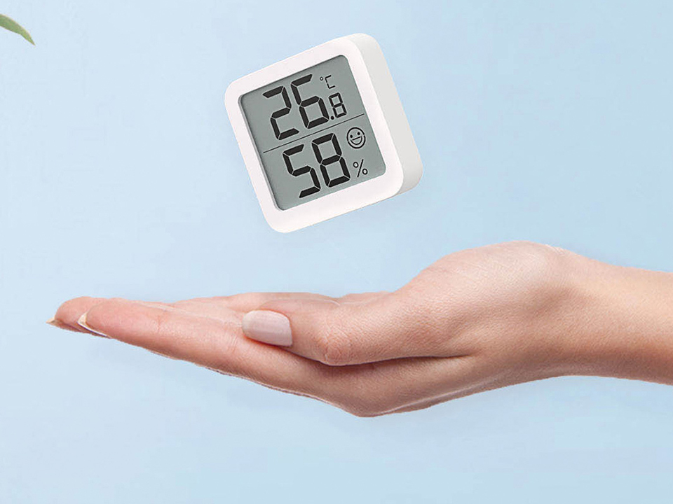 Термогігрометр Xiaomi MiiiW Thermo-Hygrometer Mini White MWTH02 в руці