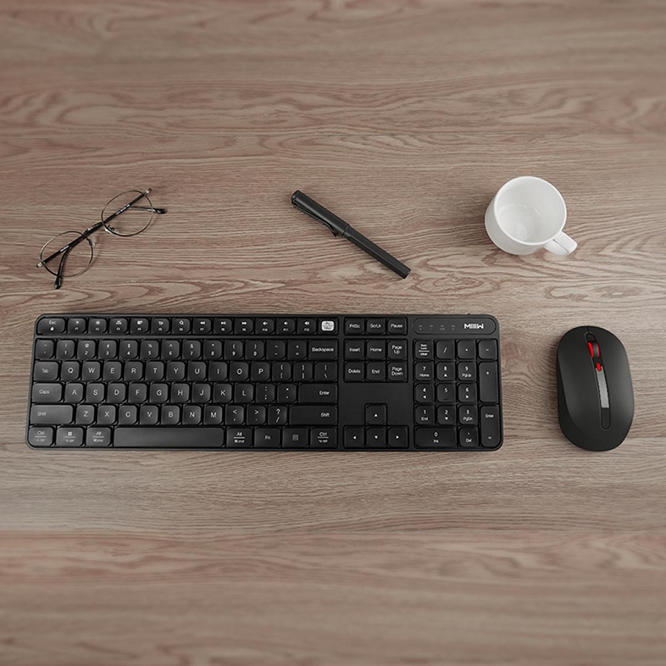 Комплект клавіатура + миша Xiaomi MiiiW wireless keyboard and mouse set Black WXJS01YM на столі