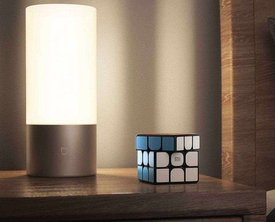 Розумний кубик Рубіка Xiaomi MiJia Smart Magic Cube (XMMF01JQD) в кімнаті