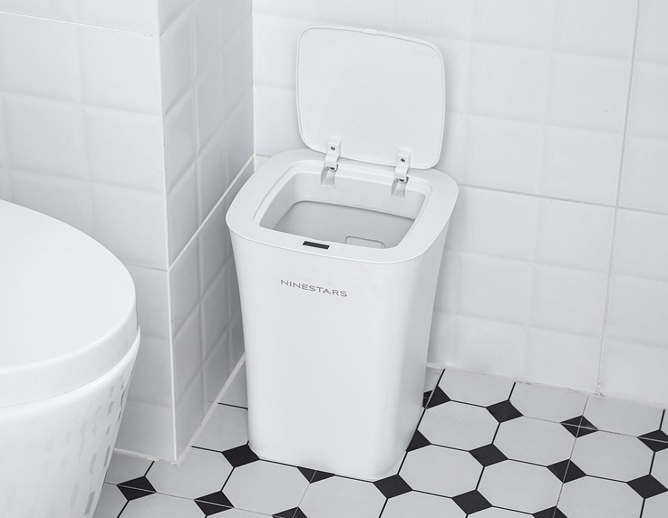 Розумний кошик для сміття Xiaomi Ninestars Waterproof Induction Trash White (DZT-10-11S) у туалетній кімнаті