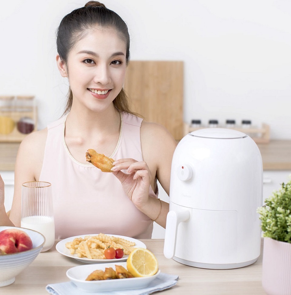 Фритюрница Xiaomi Onemoon Air Fryer OA1 White девушка кушает