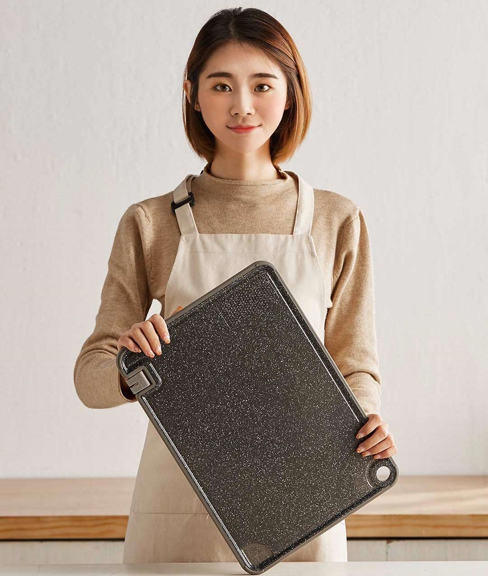 Багатофункціональна антибактеріальна обробна дошка Xiaomi OOU 400*280*20mm в руках дівчини