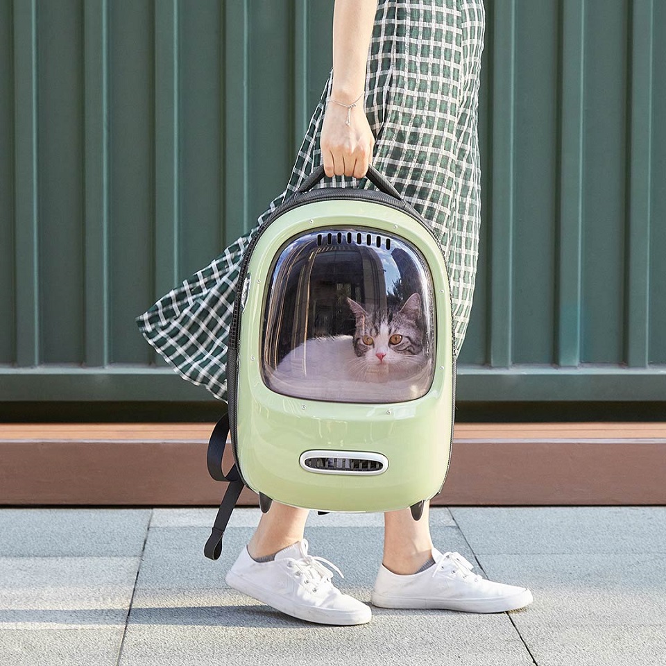 Рюкзак для перенесення кішок Xiaomi PETKIT Backpack for cats в руці користувача