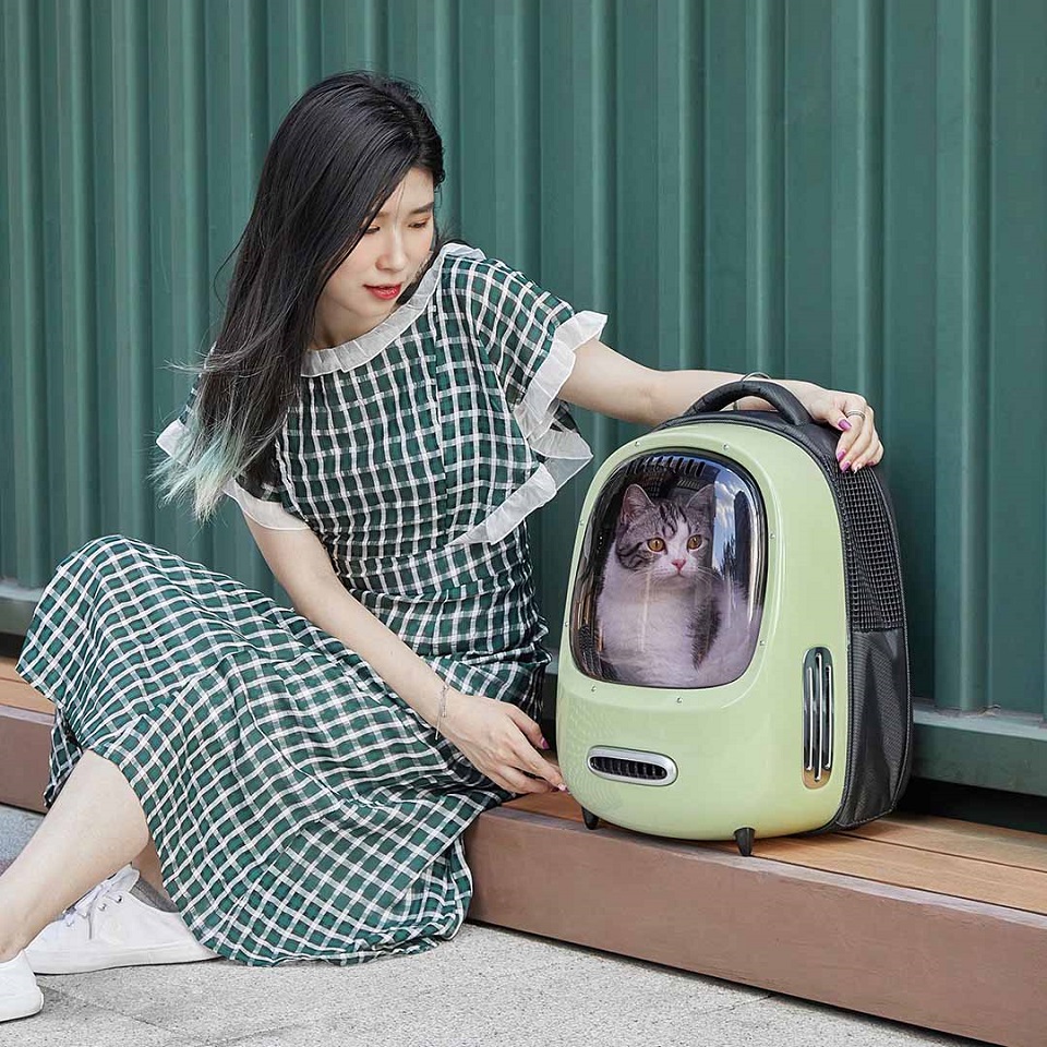 Рюкзак для перенесення кішок Xiaomi PETKIT Backpack for cats та дівчина