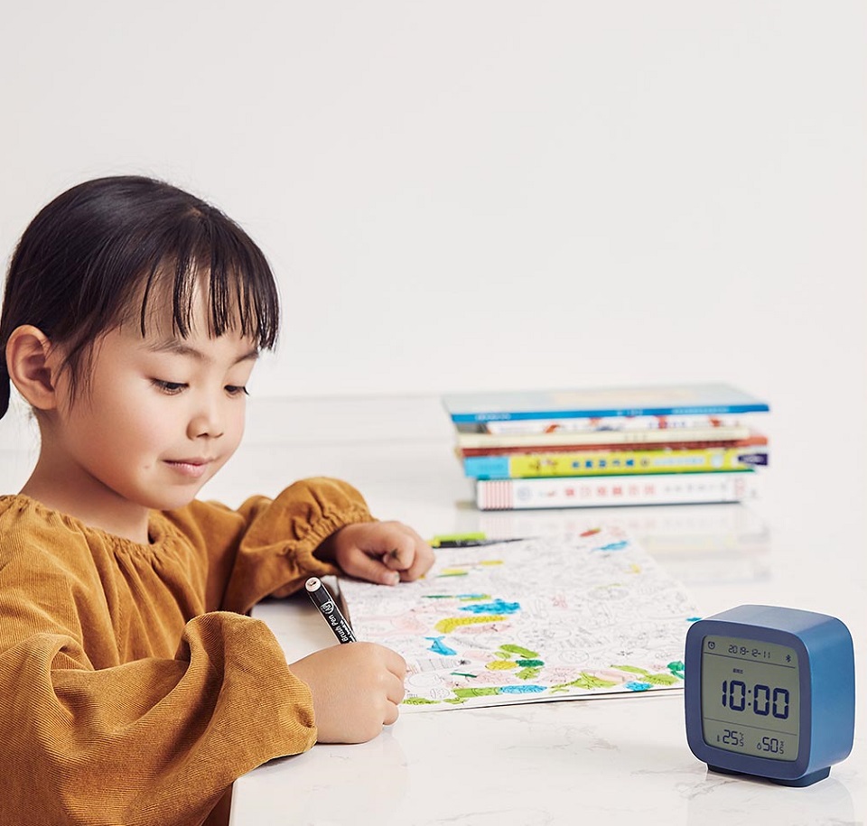 Розумний будильник Xiaomi Qingping (CGD1) поряд з дитиною