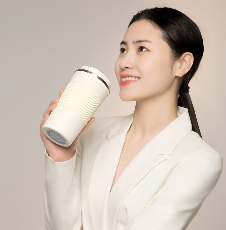 Термосклянка Xiaomi QUANGE KF100 Milk White дівчина п'є каву