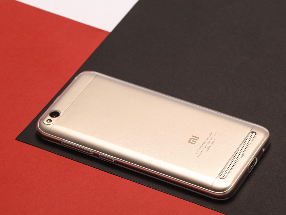 Чехол бампер Xiaomi Redmi 5A TPU Case золотой смартфон на столе