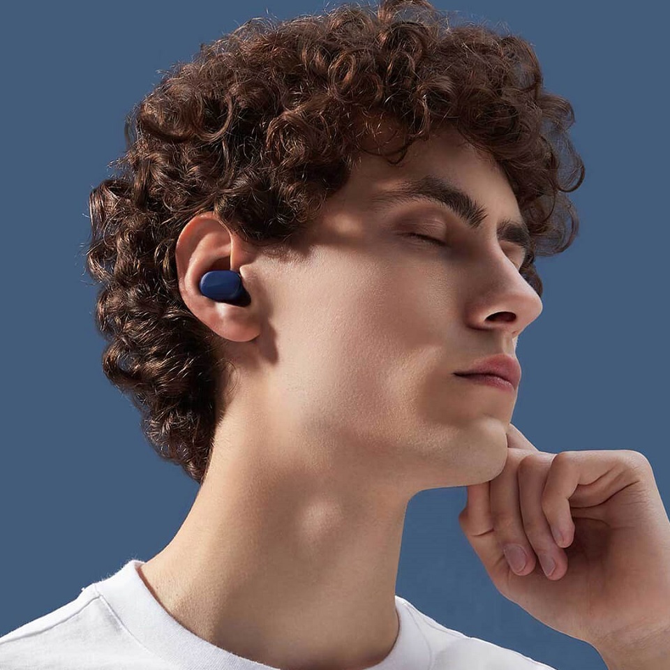 Беспроводные наушники TWS Xiaomi Redmi Airdots 3 у мужчины в ушах