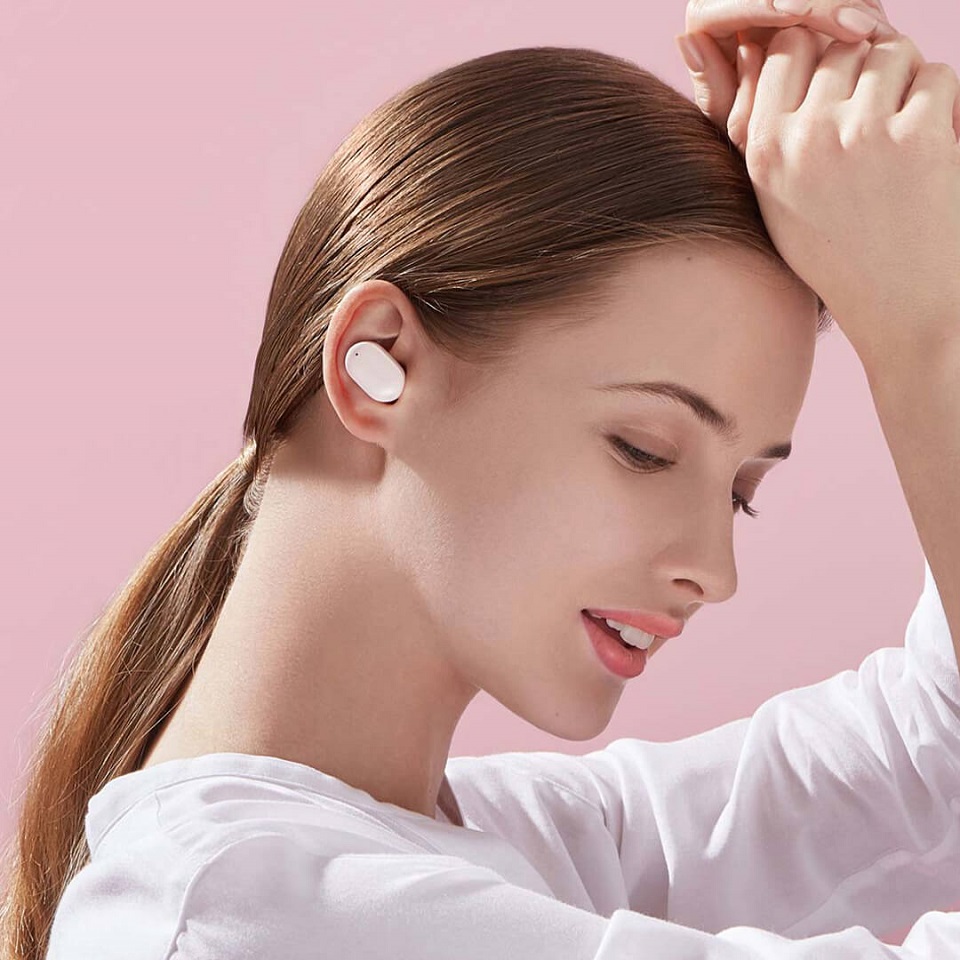 Бездротові навушники TWS Xiaomi Redmi Airdots 3 у дівчини у вухах