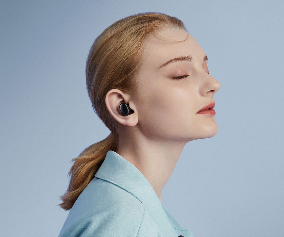 Бездротові навушники TWS Xiaomi Redmi Buds 3 Pro Graphite Black (BHR5244GL) дівчина слухає музику