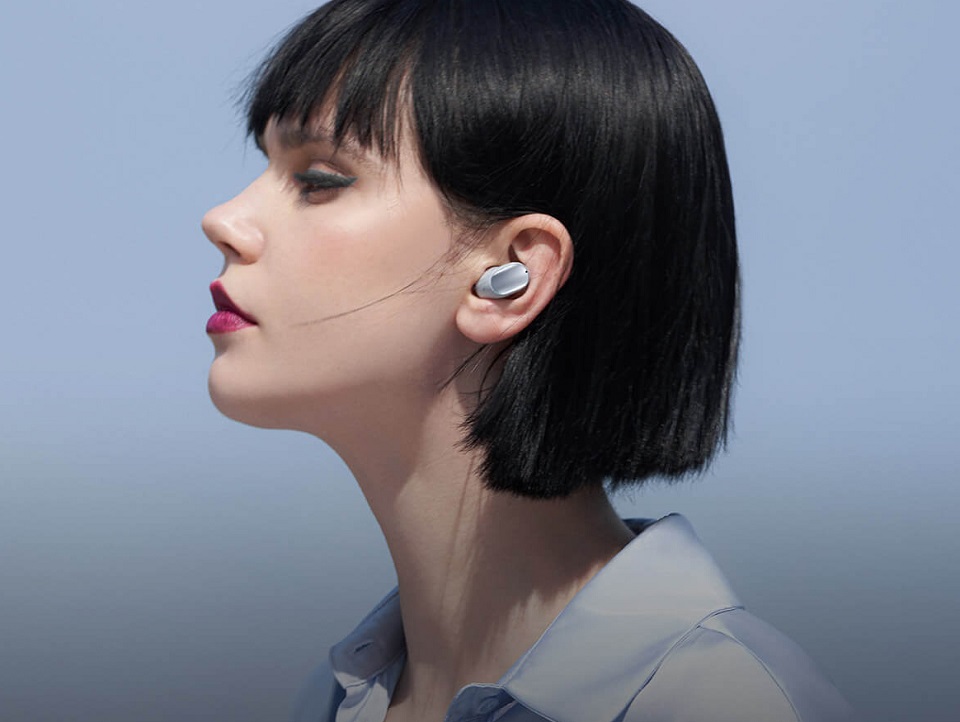 Бездротові навушники TWS Xiaomi Redmi Buds 3 Pro Graphite Black (BHR5244GL) дівчина з чорними навушниками
