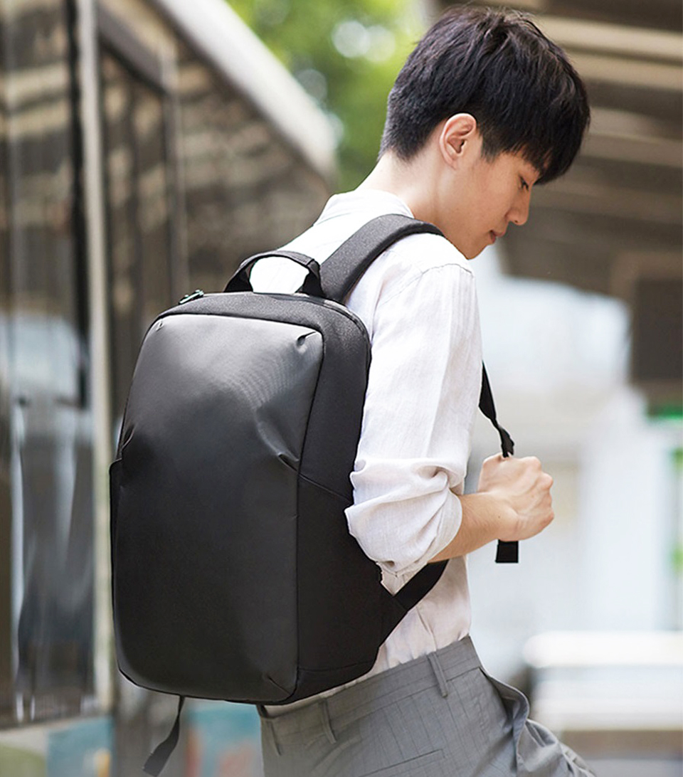 Рюкзак Xiaomi Runmi 90 Ninetygo Lightweight Backpack на плечі у користувача
