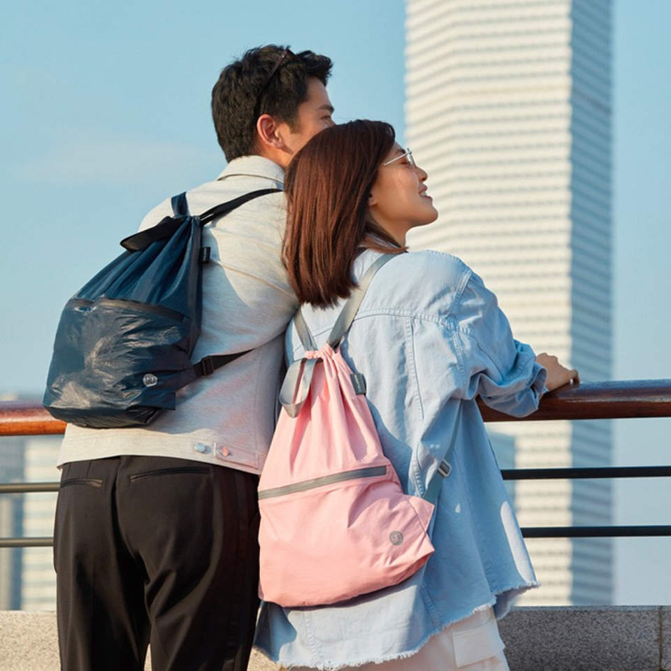 Рюкзак Xiaomi Runmi 90 Ninetygo Lightweight Urban Drawstring Backpack дівчина і хлопець з рюкзаком