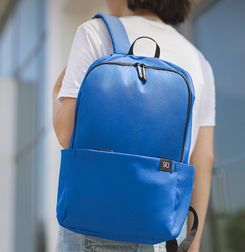 Рюкзак Xiaomi Runmi 90 Ninetygo Tiny Lightweight Casual Backpack у дівчини на плечі