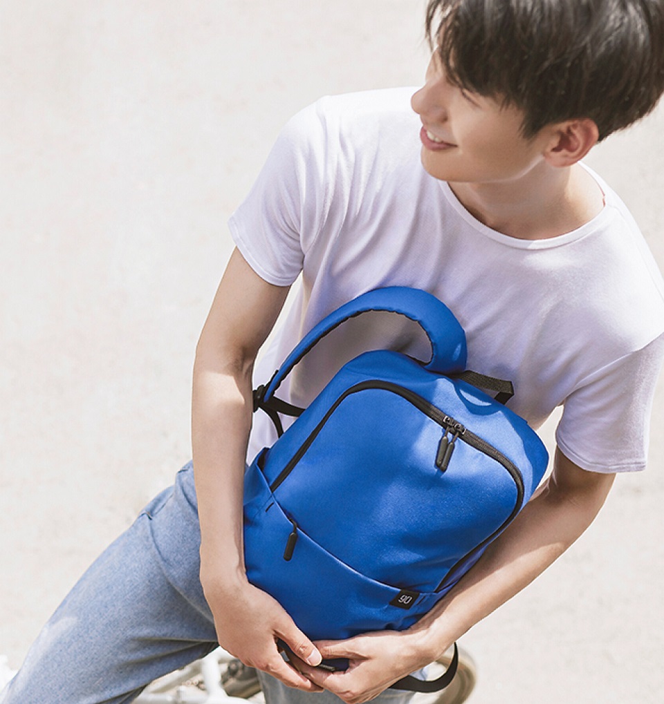 Рюкзак Xiaomi Runmi 90 Ninetygo Tiny Lightweight Casual Backpack у руках у хлопця