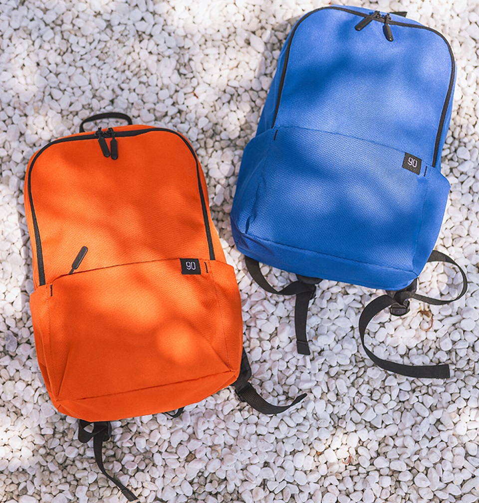 Рюкзак Xiaomi Runmi 90 Ninetygo Tiny Lightweight Casual Backpack лежить на землі