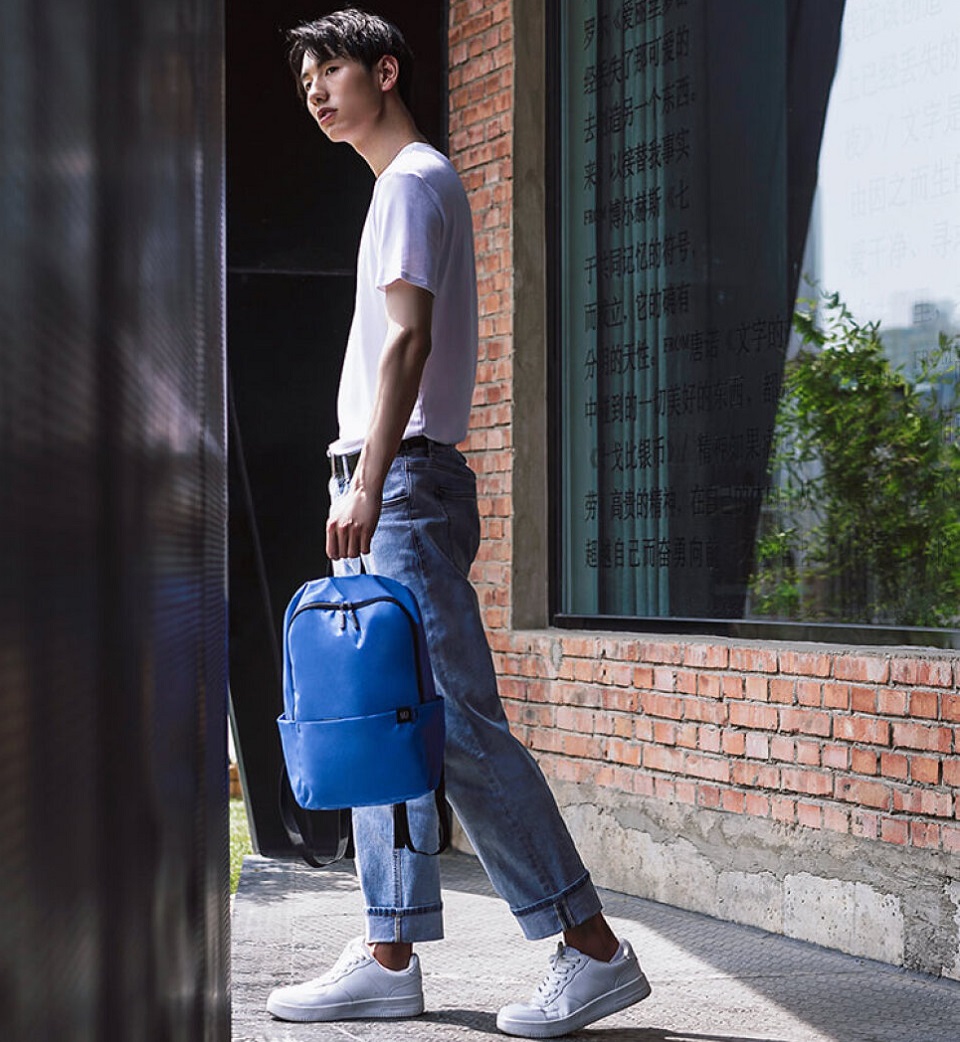 Рюкзак Xiaomi Runmi 90 Ninetygo Tiny Lightweight Casual Backpack в одній руці користувача