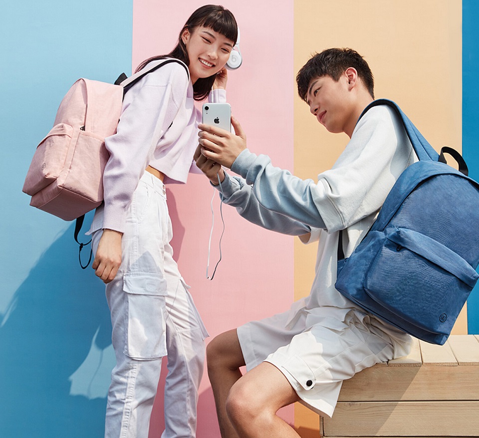 Рюкзак Xiaomi Runmi 90 Ninetygo Youth College Backpack дівчина та хлопець з рюкзаками