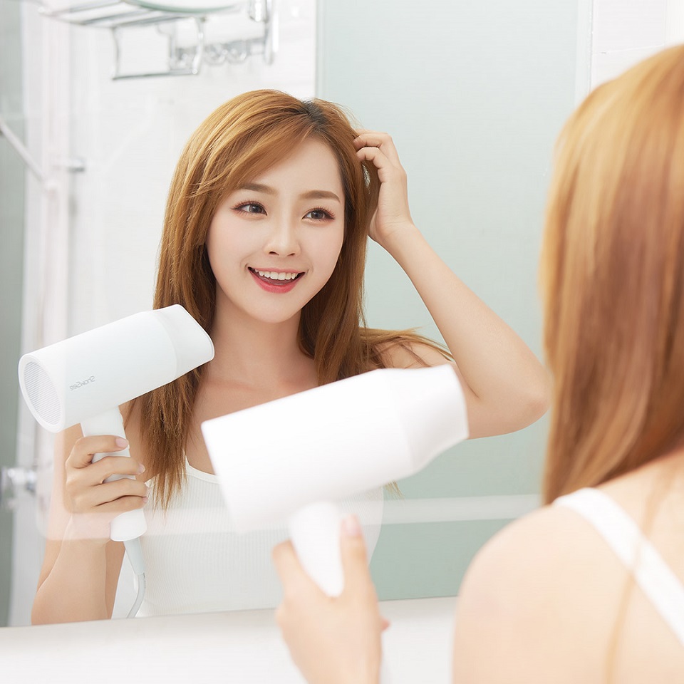 Фен Xiaomi ShowSee (A1-W) White девушка перед зеркалом